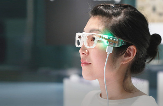 Görme engelliler için gözlük satışa çıktı!