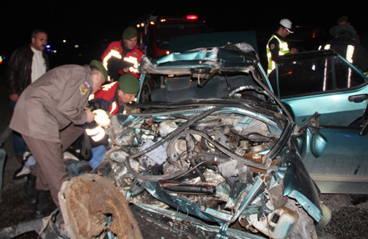 Otomobil yol kenarındaki tıra çarptı: 3 ölü 2 yaralı