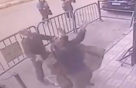 3.kattan düşen çocuğu havada yakaladı!