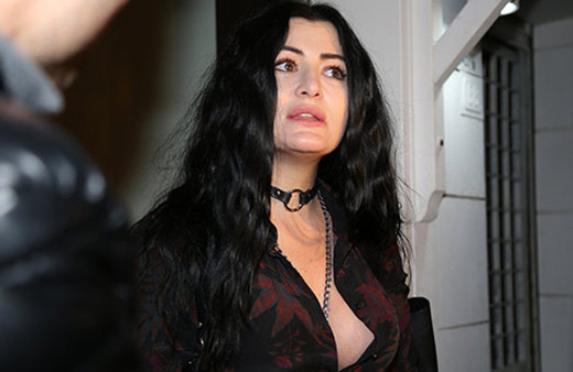 Eşkıya'nın Meryem'inden derin dekolte!