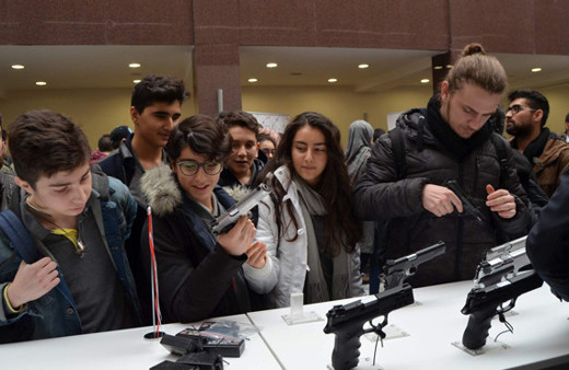 Öğrencilerden silahlara yoğun ilgi