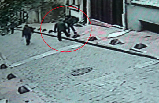 Kadına bıçaklı saldırı kamerada