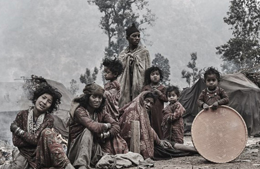 Maymun eti yiyorlar ölülerini dik gömüyorlar işte dünyanın en ilkel kabilesi 