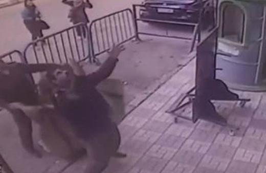 3. kattan düşen çocuğu havada yakaladı ülkede kahraman ilan edildi