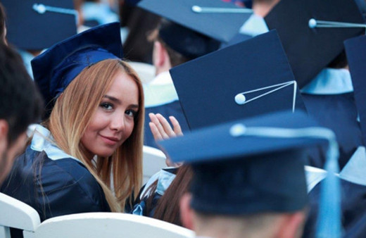 Hiç okula gitmeyenler, üniversite mezunlarından mutlu