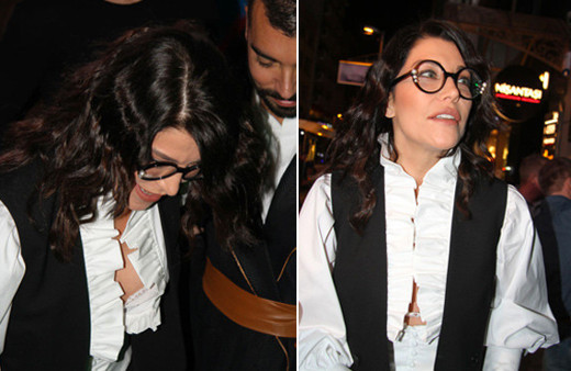 Cesur Deniz! Dekolteyi abarttı iç çamaşırı göründü