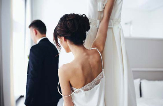 Yok böyle gelenek! Gelinin annesi gerdek gecesini izliyor