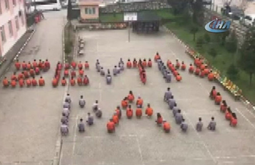 Okul bahçesine böyle 'Zeytin Dalı' yazdılar