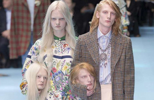 Sıradışı defilede podyumu ameliyat odasına çevirdiler