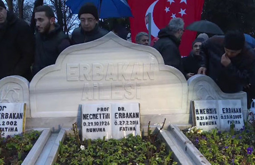 Necmettin Erbakan, mezarı başında anıldı