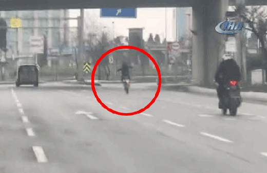 Motosiklet sürücüsünün trafikte tehlikeli şovu kamerada
