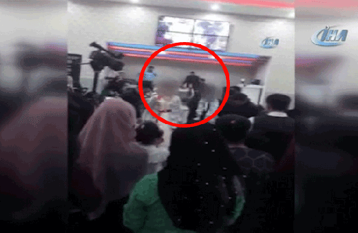 Flaş görüntüler! Yüzlerce kişi rezaleti alkışlamaya gelmişti ama...