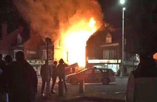 İngiltere'de büyük çaplı patlama