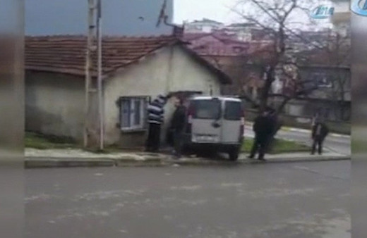 Freni tutmayan otomobil, evin duvarına çarptı