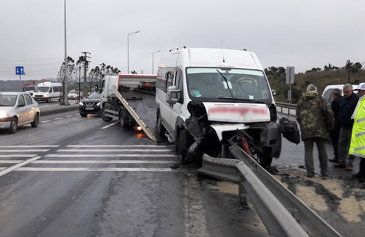 Engelli öğrencileri taşıyan servis kaza yaptı:10 yaralı