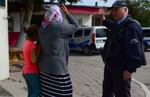 Korkunç olay! Mendil satan kıza tacize linç girişimini polis önledi