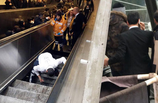 Yürüyen merdiven çöktü! Bir kişi içine düştü