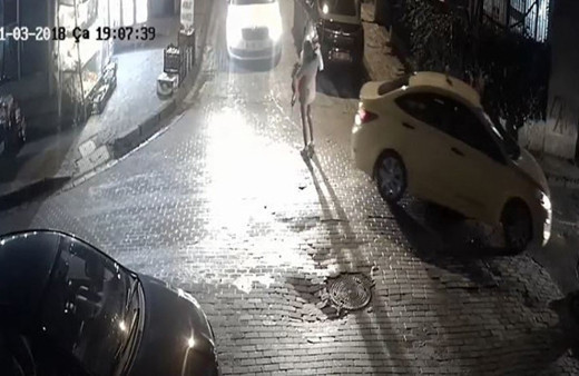 Anne ve bebeğin ölümden döndüğü kaza kamerada