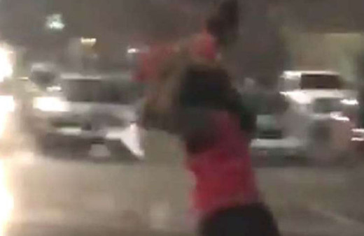 Yağmurda kızını şemsiye olarak kullandı