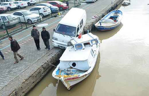 Minibüsle denizdeki tekneye çarpmayı başardı!