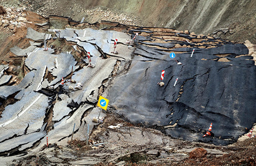 Burası Türkiye: Deprem değil; yol darmadağın oldu!