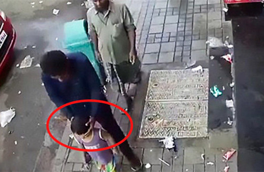 Tüyler ürperten görüntü: Kimse fark etmeden yaptı!