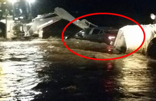 Yağmur, suyu yükseltince bir aracı yuttu