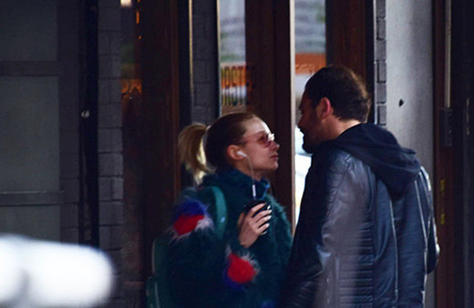 Sokak ortasında aşka geldiler!