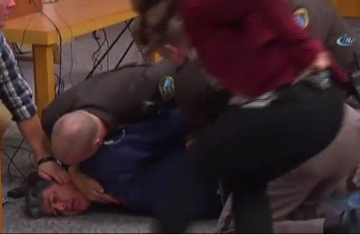 Üç kızını taciz eden sanığa mahkeme salonunda saldırdı