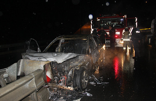 Bariyerlere çarpan lüks araç alev alev yandı!