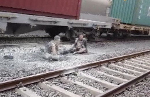 Vagonun üzerinde selfie çekmek isterken elektrik akımına kapıldılar