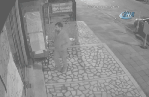 Acemi hırsız kapıyı açamayınca sonunda bu yola başvurdu