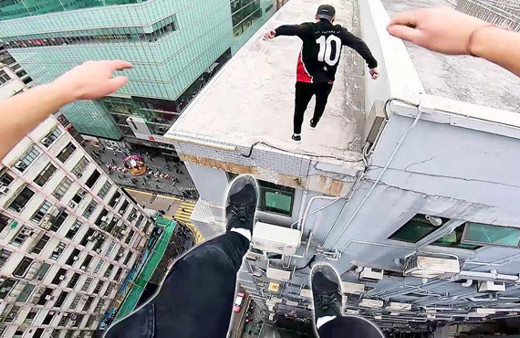  Binanın çatısında muhteşem parkur performansı