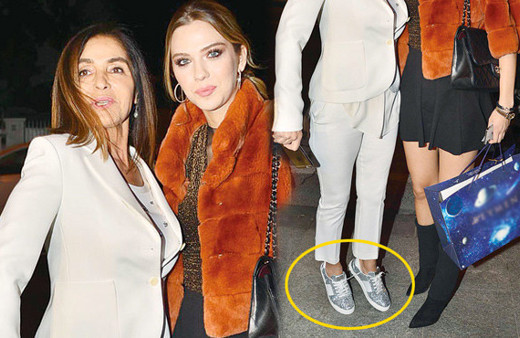 Müstakbel geliniyle poz verdi! Güldüren detay