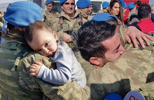 Kimi eline kına yaktı kimi bebeğine sarıldı yiğitler yola çıktı