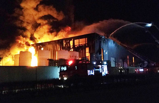 Parfüm fabrikası alev alev yandı!