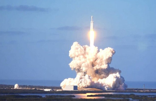 Falcon Heavy test uçuşu başarıyla gerçekleşti: Tesla uzayda!