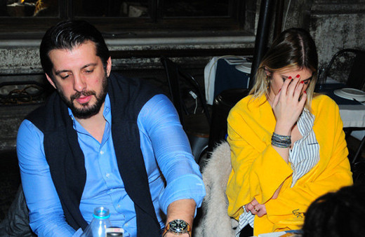 Sarışın spikerle yakalandı! Flaşlar patlayınca panikledi