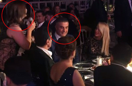 Sedat Peker, eşinin yanında Sibel Can'ın yüzüne bakmadı