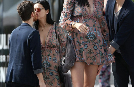 Sokak ortasında aşka geldiler! Kimselere aldırmadan öpüştüler