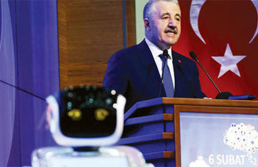 Robot, Bakan Arslan'dan özür diledi!