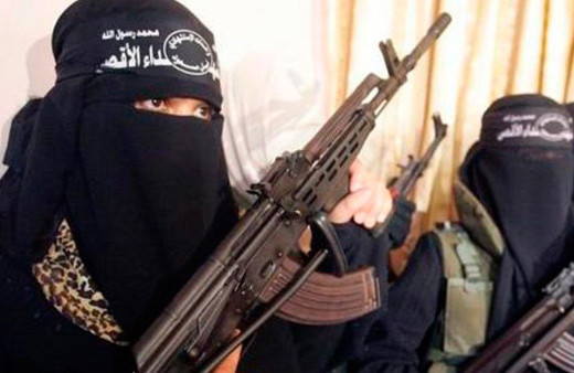 İlk kez ortaya çıktılar! DAEŞ kadın teröristleri sahaya sürdü