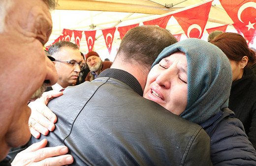 Sen mi getirdin Ömerimi? deyip ellerini öptü yürekleri kor gibi yaktı