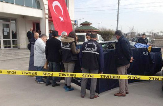 Karısını amcasının oğlu ile yakalayınca