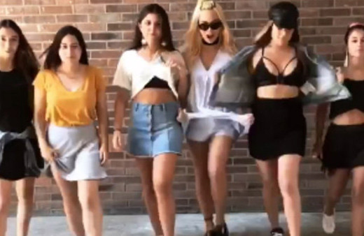 Üniversitede mini etek depremi!