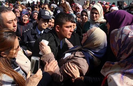 Şehit annesi oğlunun silah arkadaşına sordu gözyaşları sel oldu!