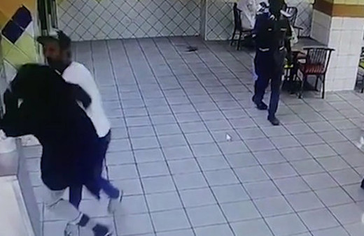 Suudi Arabistan'lı kadından şefe uçan tekme