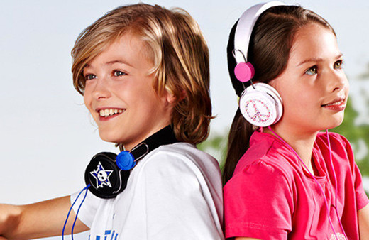 Çocuklar günde 1 saatten fazla kulaklık kullanmamalı