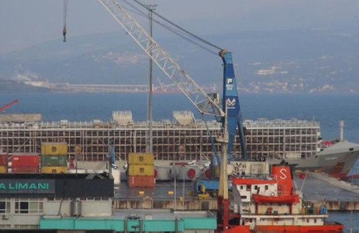 Yüzen ahır 7500 sığırla Bandırma'ya demir attı