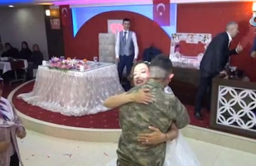 Askerden gelin ablasına duygulandıran sürpriz